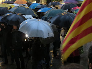 Concentraci&oacute; davant la seu de la Generalitat en defensa de les institucions catalanes