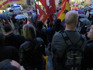 Concentraci&oacute; davant la seu de la Generalitat en defensa de les institucions catalanes