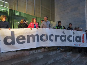 Concentraci&oacute; davant la seu de la Generalitat en defensa de les institucions catalanes