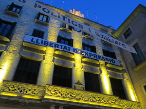 Concentraci&oacute; contra el 155 davant la subdelegaci&oacute; dels govern espanyol a la Gran Via de Jaume I