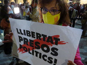 Concentraci&oacute; contra el 155 davant la subdelegaci&oacute; dels govern espanyol a la Gran Via de Jaume I