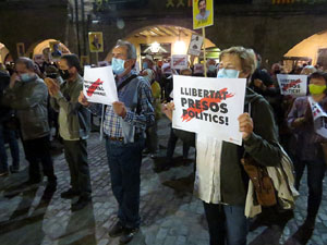 Concentraci&oacute; contra el 155 davant la subdelegaci&oacute; dels govern espanyol a la Gran Via de Jaume I