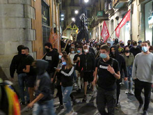 Concentraci&oacute; contra el 155 davant la subdelegaci&oacute; dels govern espanyol a la Gran Via de Jaume I