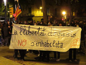 Concentraci&oacute; contra el 155 davant la subdelegaci&oacute; dels govern espanyol a la Gran Via de Jaume I