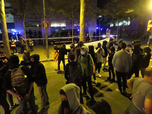 Concentraci&oacute; contra el 155 davant la subdelegaci&oacute; dels govern espanyol a la Gran Via de Jaume I