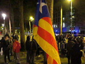 Concentraci&oacute; contra el 155 davant la subdelegaci&oacute; dels govern espanyol a la Gran Via de Jaume I