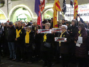 Concentració a la plaça del Vi per protestar contra la decisió del jutge del Tribunal Suprem