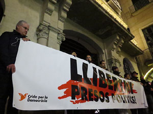 Concentració a la plaça del Vi per protestar contra la decisió del jutge del Tribunal Suprem