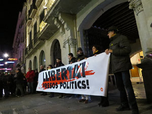 Concentració a la plaça del Vi per protestar contra la decisió del jutge del Tribunal Suprem