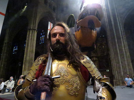 Representaci&oacute; de la Consueta de Sant Jordi cavaller a la nau g&ograve;tica de la Catedral