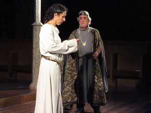 Representaci&oacute; de la Consueta de Sant Jordi cavaller a la nau g&ograve;tica de la Catedral