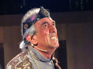 Representaci&oacute; de la Consueta de Sant Jordi cavaller a la nau g&ograve;tica de la Catedral