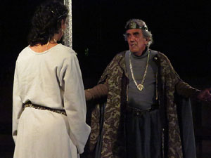 Representaci&oacute; de la Consueta de Sant Jordi cavaller a la nau g&ograve;tica de la Catedral