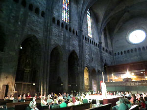 Representaci&oacute; de la Consueta de Sant Jordi cavaller a la nau g&ograve;tica de la Catedral