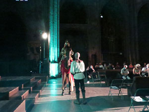 Representaci&oacute; de la Consueta de Sant Jordi cavaller a la nau g&ograve;tica de la Catedral