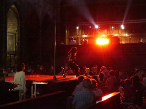 Representaci&oacute; de la Consueta de Sant Jordi cavaller a la nau g&ograve;tica de la Catedral