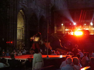 Representaci&oacute; de la Consueta de Sant Jordi cavaller a la nau g&ograve;tica de la Catedral