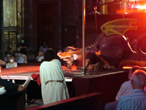 Representaci&oacute; de la Consueta de Sant Jordi cavaller a la nau g&ograve;tica de la Catedral