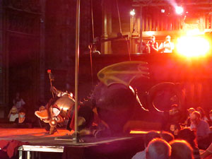 Representaci&oacute; de la Consueta de Sant Jordi cavaller a la nau g&ograve;tica de la Catedral