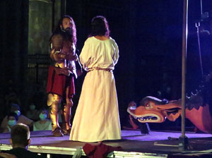 Representaci&oacute; de la Consueta de Sant Jordi cavaller a la nau g&ograve;tica de la Catedral