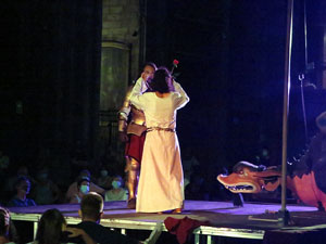 Representaci&oacute; de la Consueta de Sant Jordi cavaller a la nau g&ograve;tica de la Catedral