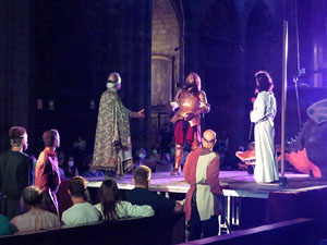 Representaci&oacute; de la Consueta de Sant Jordi cavaller a la nau g&ograve;tica de la Catedral