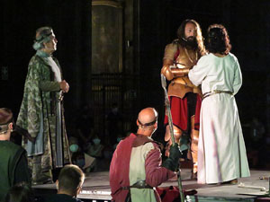 Representaci&oacute; de la Consueta de Sant Jordi cavaller a la nau g&ograve;tica de la Catedral