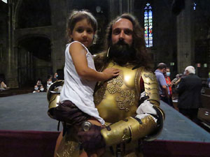 Representaci&oacute; de la Consueta de Sant Jordi cavaller a la nau g&ograve;tica de la Catedral