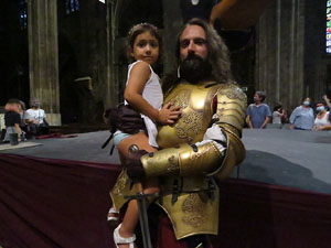 Representaci&oacute; de la Consueta de Sant Jordi cavaller a la nau g&ograve;tica de la Catedral