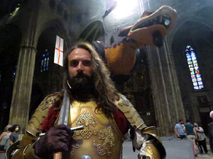 Representaci&oacute; de la Consueta de Sant Jordi cavaller a la nau g&ograve;tica de la Catedral