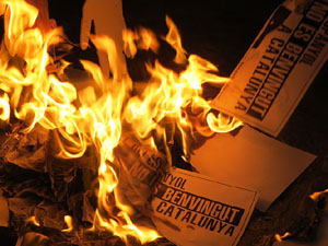 Crema popular de fotos del rei d'Espanya a la pla&ccedil;a del Vi sota el lema 'Ni rei ni corona'