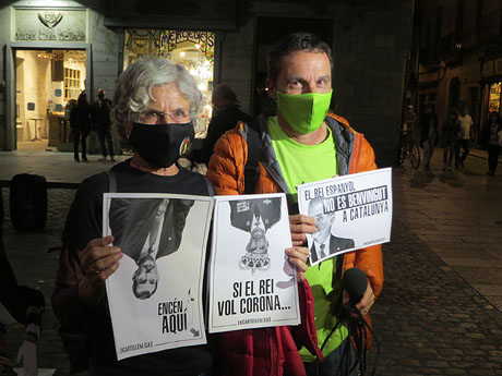 Crema popular de fotos del rei d'Espanya a la pla&ccedil;a del Vi sota el lema 'Ni rei ni corona'