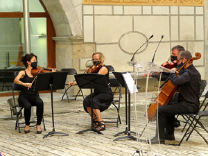 Diada Nacional 2020. Acte institucional al Pati de les Magn&ograve;lies, amb parlaments de Marta Madrenas, Miquel Noguer i Pere Vila