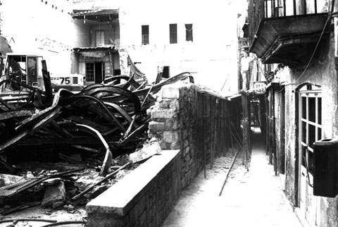 Obres a l'Hotel Italians. A la dreta, la fusteria Sureda, al carrer de  la Llebre. 1990