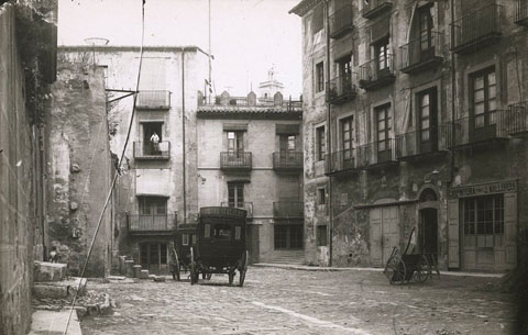 Carruatges de l'Hotel Italians a la plaça Sant Josep. Al centre, la fusteria de Francesc Guinó al carrer de la Llebre, i a la dreta la de J. Mallorquí. 1920-1930