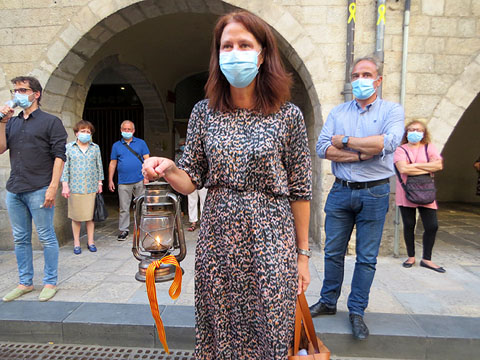 L'alcaldessa Marta Madrenas, amb la Flama, es dirigeix a l'Ajuntament