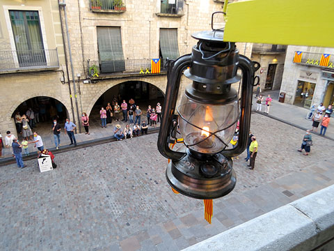 La Flama del Canig&oacute; penjada al balc&oacute; de l'Ajuntament