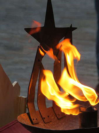 El peveter amb la Flama, a la pla&ccedil;a del Vi