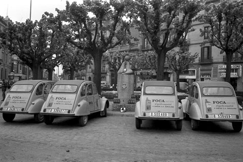Campanya publicit&agrave;ria de la Ginebra 'Foca' a la pla&ccedil;a Marqu&egrave;s de Camps, al costat de la Font de les Foques. 1960