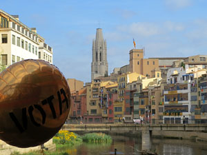 Globus al pont de les Peixateries Velles convocant a la votaci&oacute; de l'1-O