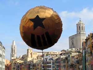 Globus al pont de les Peixateries Velles convocant a la votaci&oacute; de l'1-O