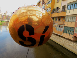 Globus al pont de les Peixateries Velles convocant a la votaci&oacute; de l'1-O