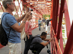 Globus al pont de les Peixateries Velles convocant a la votaci&oacute; de l'1-O