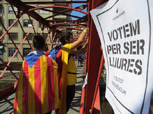 Globus al pont de les Peixateries Velles convocant a la votaci&oacute; de l'1-O