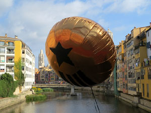 Globus al pont de les Peixateries Velles convocant a la votaci&oacute; de l'1-O