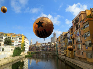 Globus al pont de les Peixateries Velles convocant a la votaci&oacute; de l'1-O