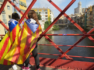 Globus al pont de les Peixateries Velles convocant a la votaci&oacute; de l'1-O