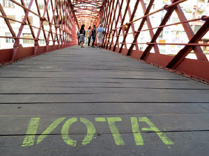 Globus al pont de les Peixateries Velles convocant a la votaci&oacute; de l'1-O