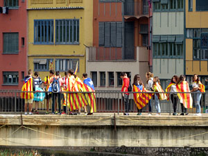 Globus al pont de les Peixateries Velles convocant a la votaci&oacute; de l'1-O
