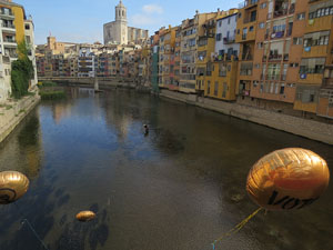 Globus al pont de les Peixateries Velles convocant a la votaci&oacute; de l'1-O